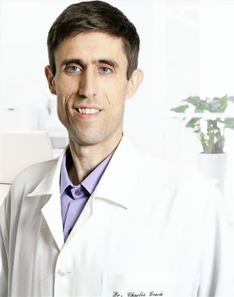 Dr. Charles Genehr em atendimento personalizado